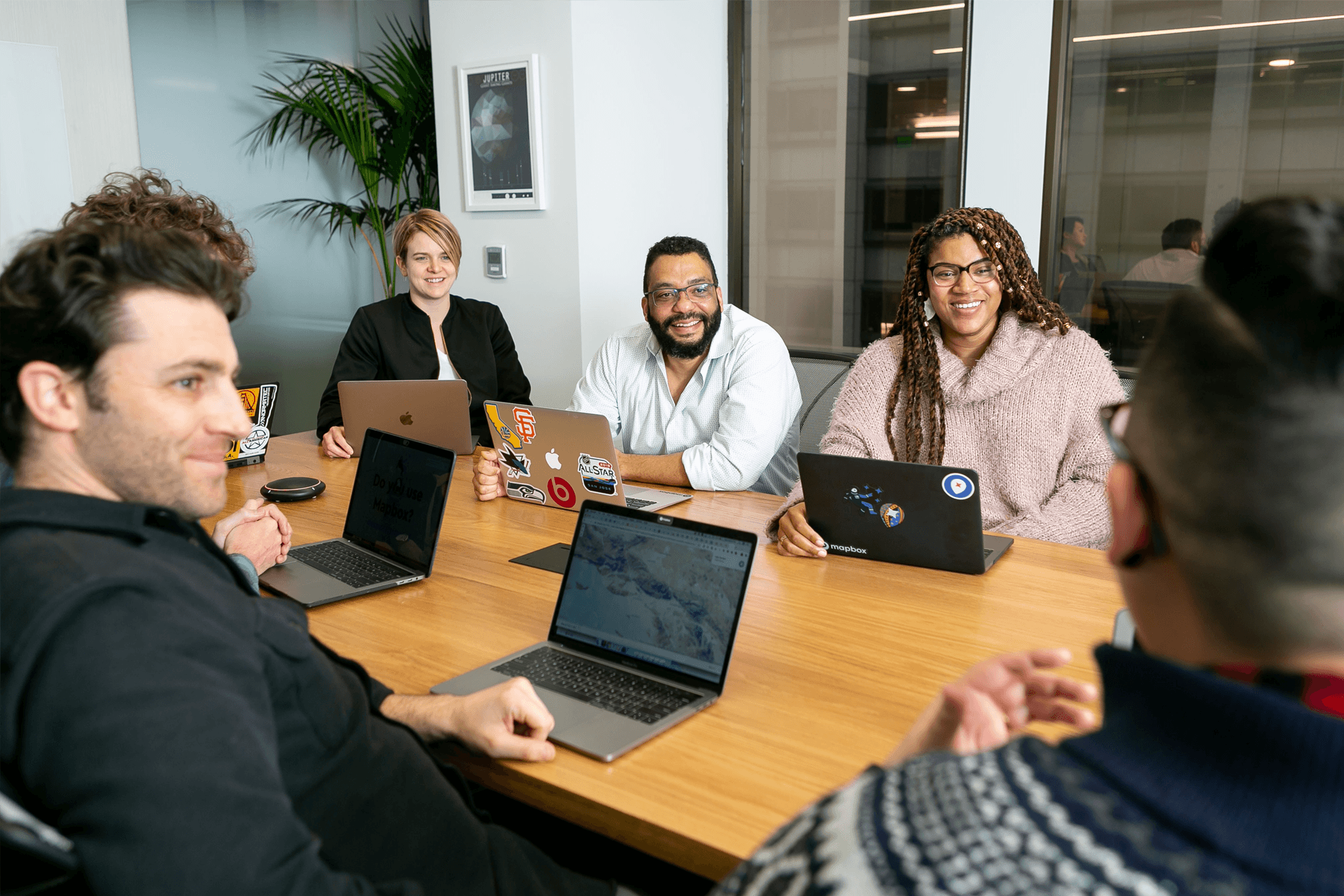 Ein Team sitzt im Büro