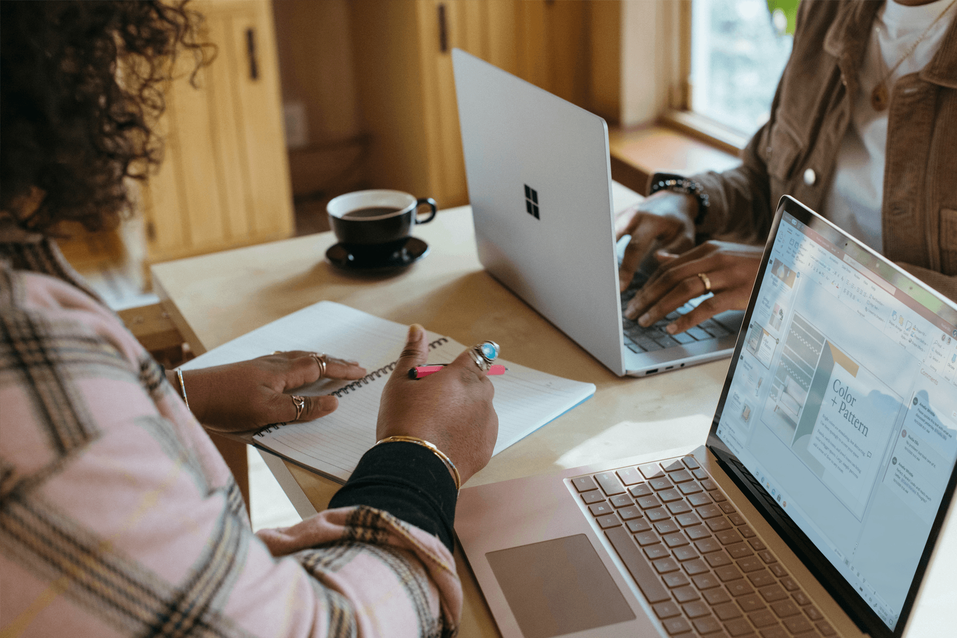 Zwei Menschen sitzen vor ihren Laptops