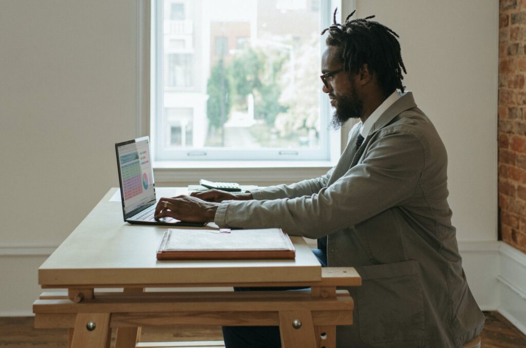 Cloud Collaboration Tools 2026 Mann-im-Homeoffice-scaled