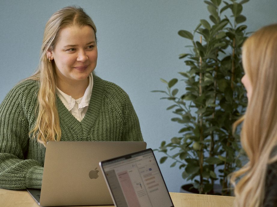 Zwei Frauen sitzen im Meeting