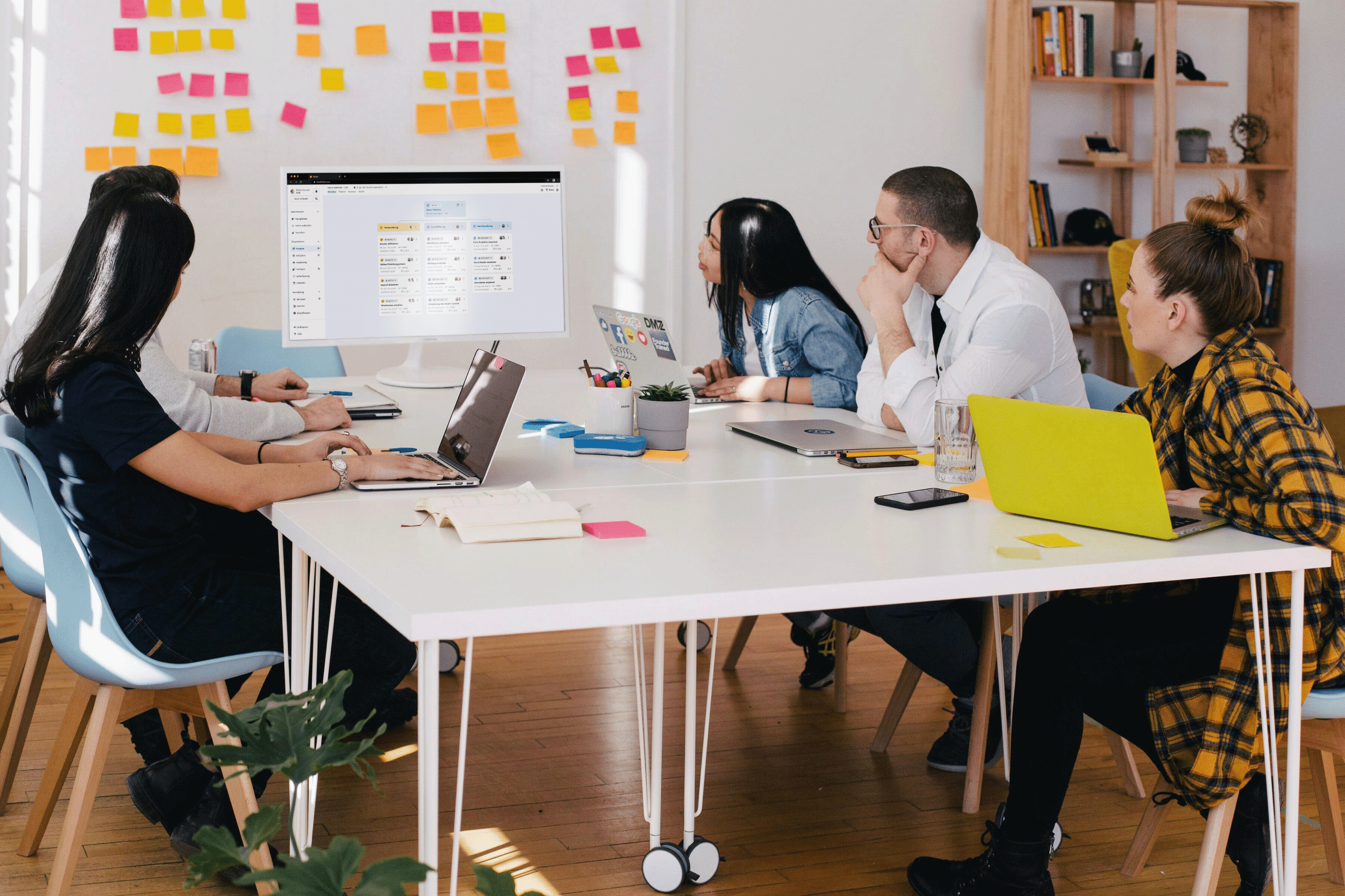 Ein Team sitzt an einem Schreibtisch