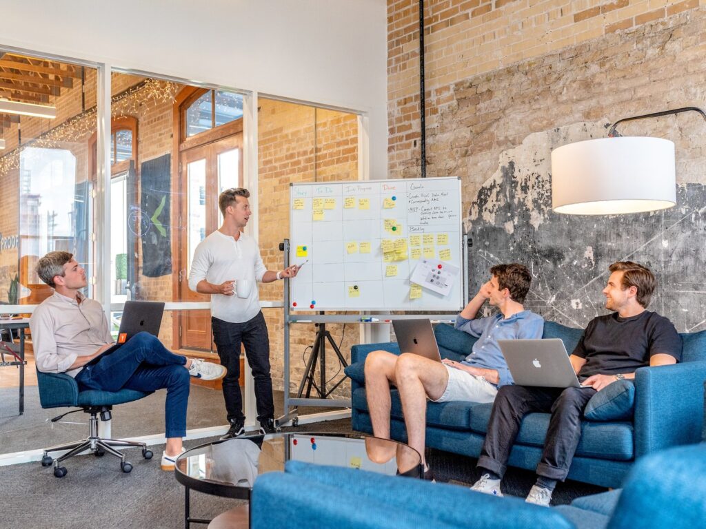 Soll-Ist-Vergleich im Projektmanagement erstellen Das Team findet sich zusammen und bespricht den Start eines neuen Projekts