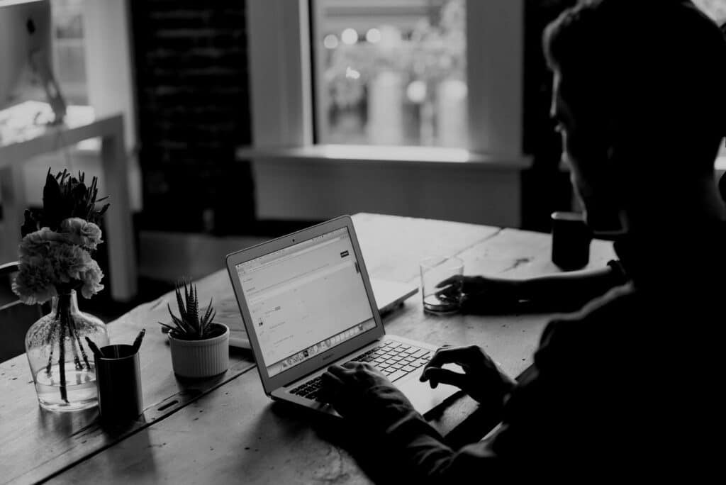 Gantt-Diagramm: Definition, Vorteile & Software bench-accounting-C3V88BOoRoM-unsplash-scaled-darken
