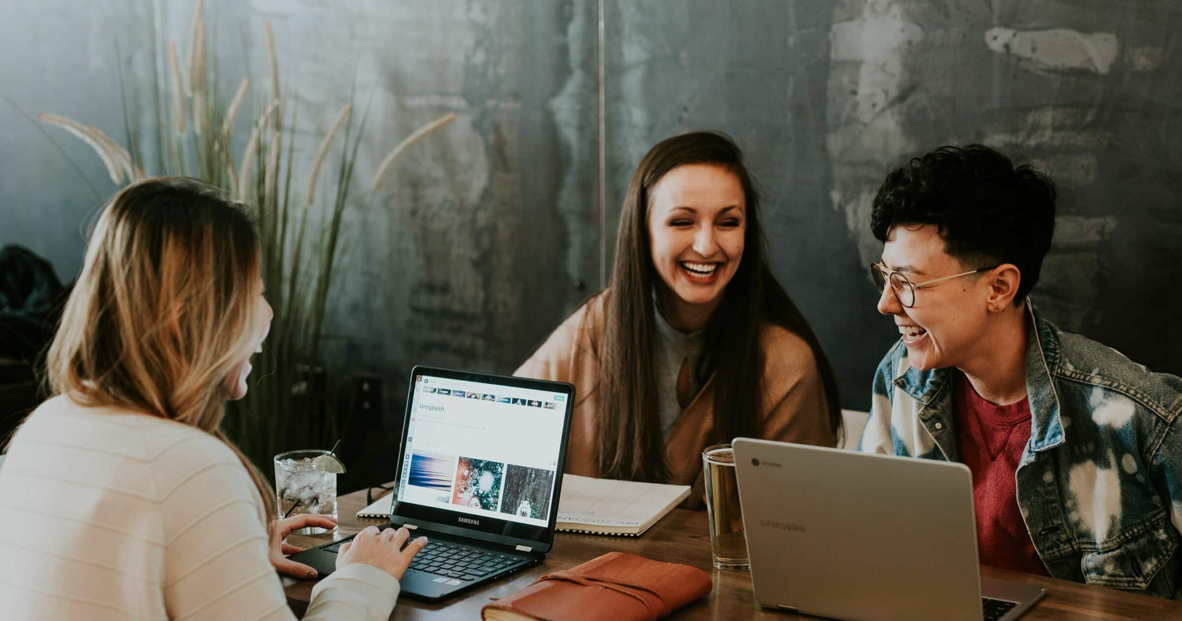 Drei Frauen sitzen vor ihren Laptops und arbeiten