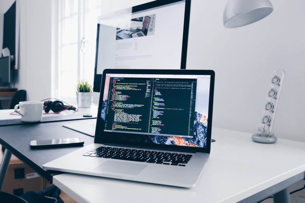 New Work in der Öffentlichen Verwaltung umsetzen Ein Foto von einem Schreibtisch, darauf steht ein Laptop und dahinter ein Bildschirm