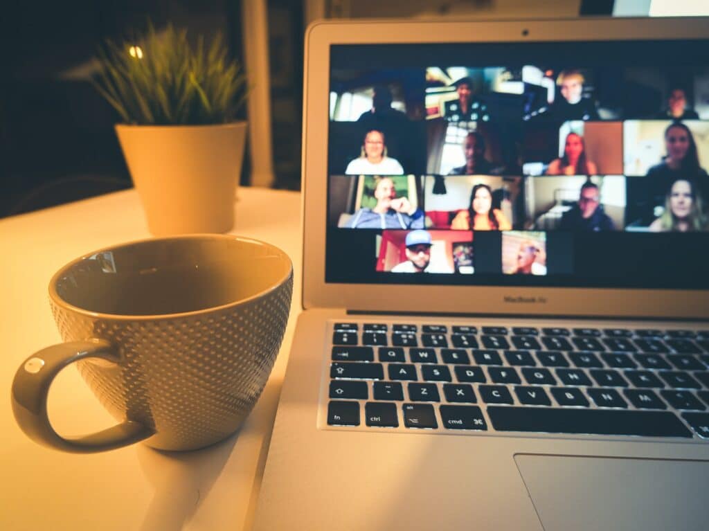 Hybrides Arbeiten – Definition, Modelle & Tipps compare-fibre-fRGoTJFQAHM-unsplash