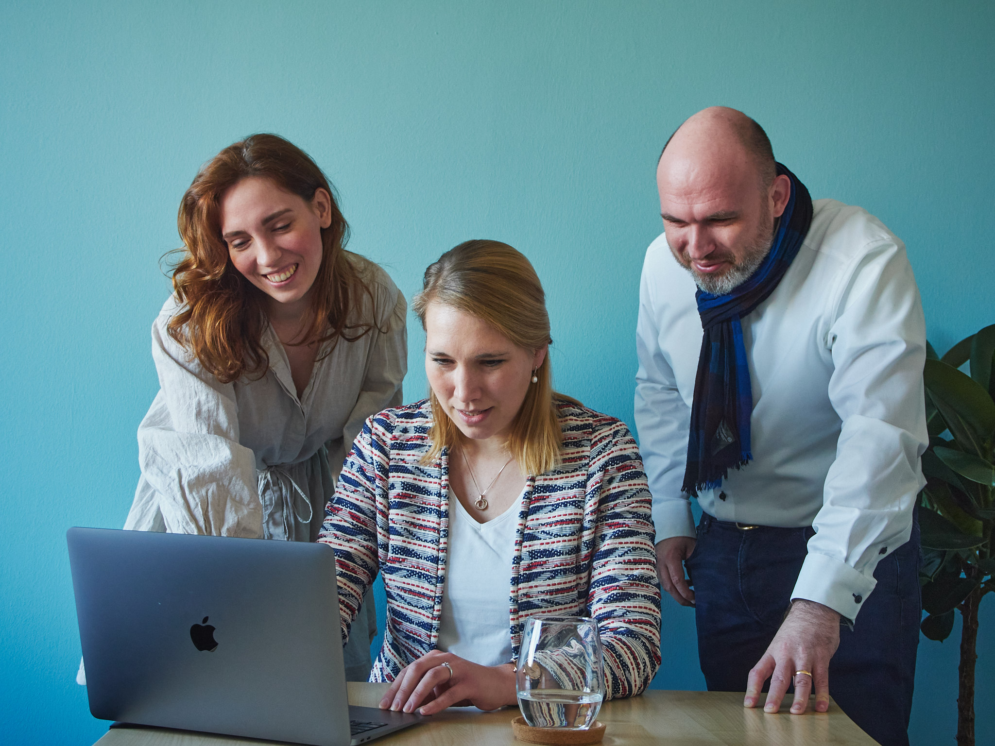 Ein Team vor dem Laptop