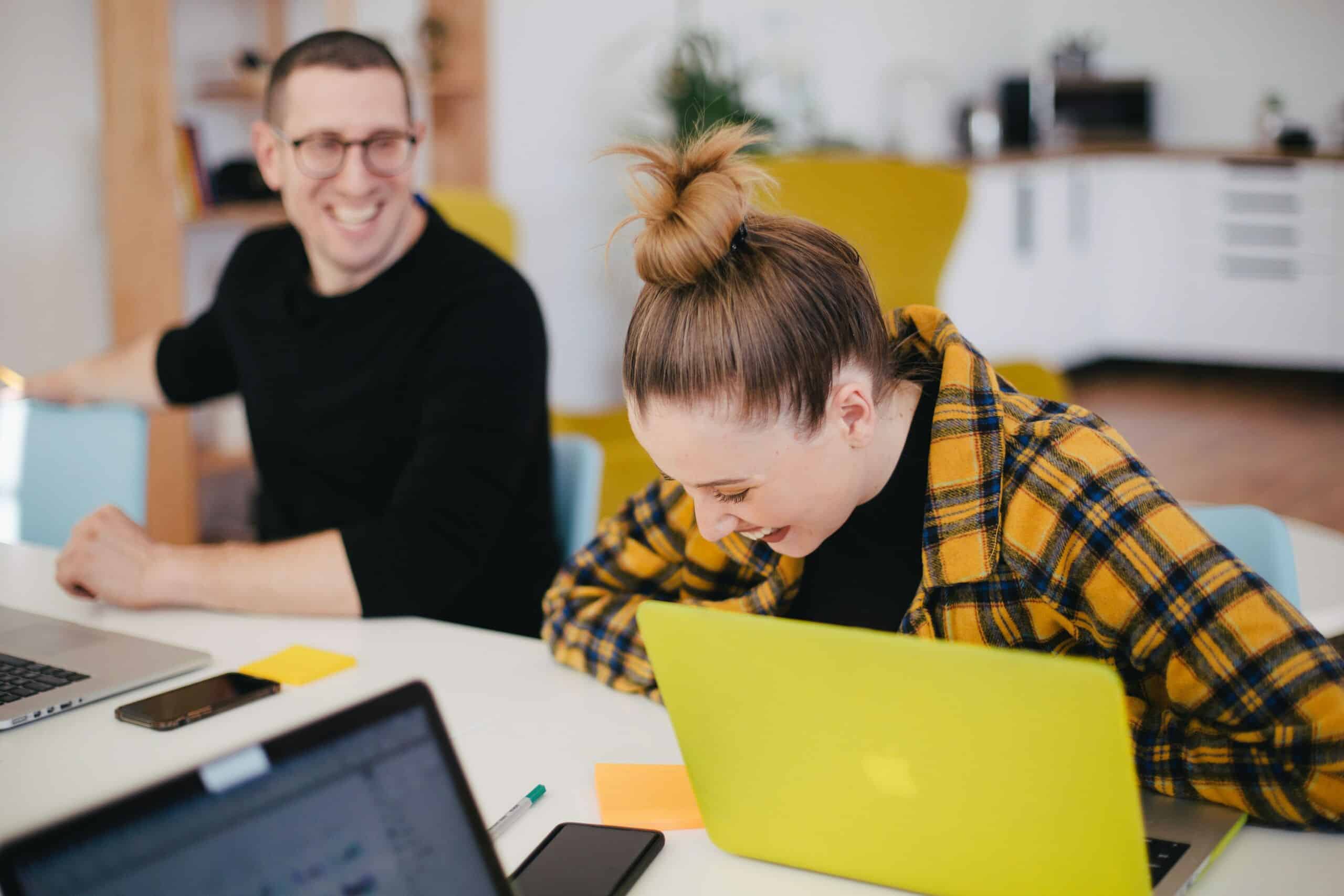 Ein Team am Schreibtisch vor ihren Notebooks