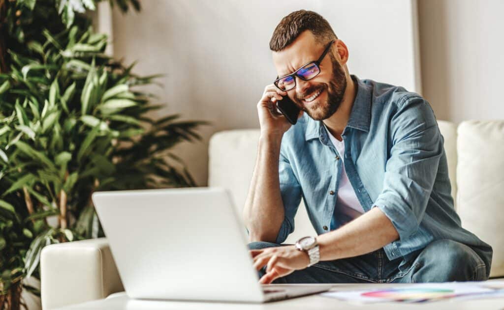 Homeoffice in der öffentlichen Verwaltung junger-mann-arbeitet-von-zuhause