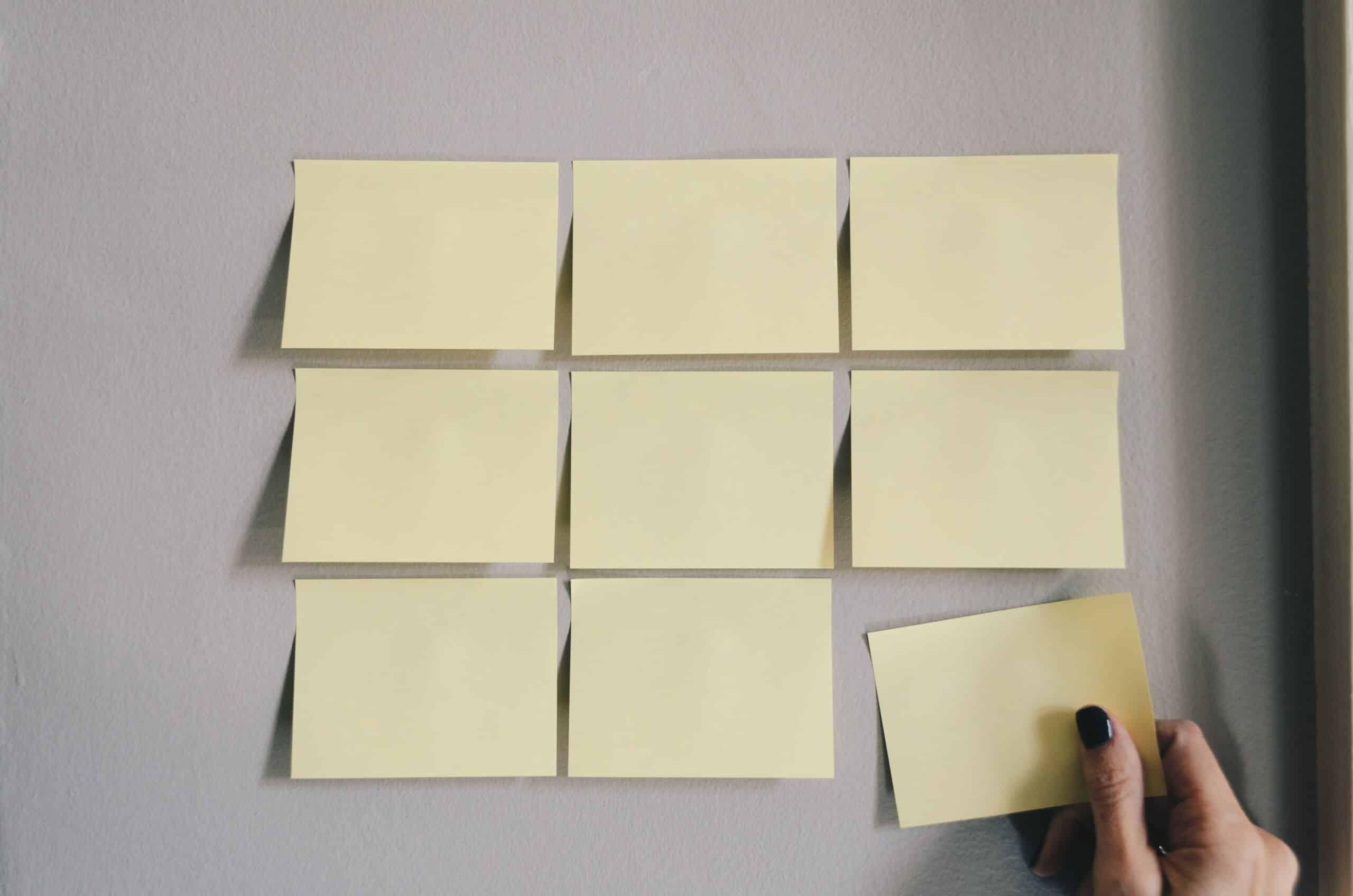 Post-its an einer Wand