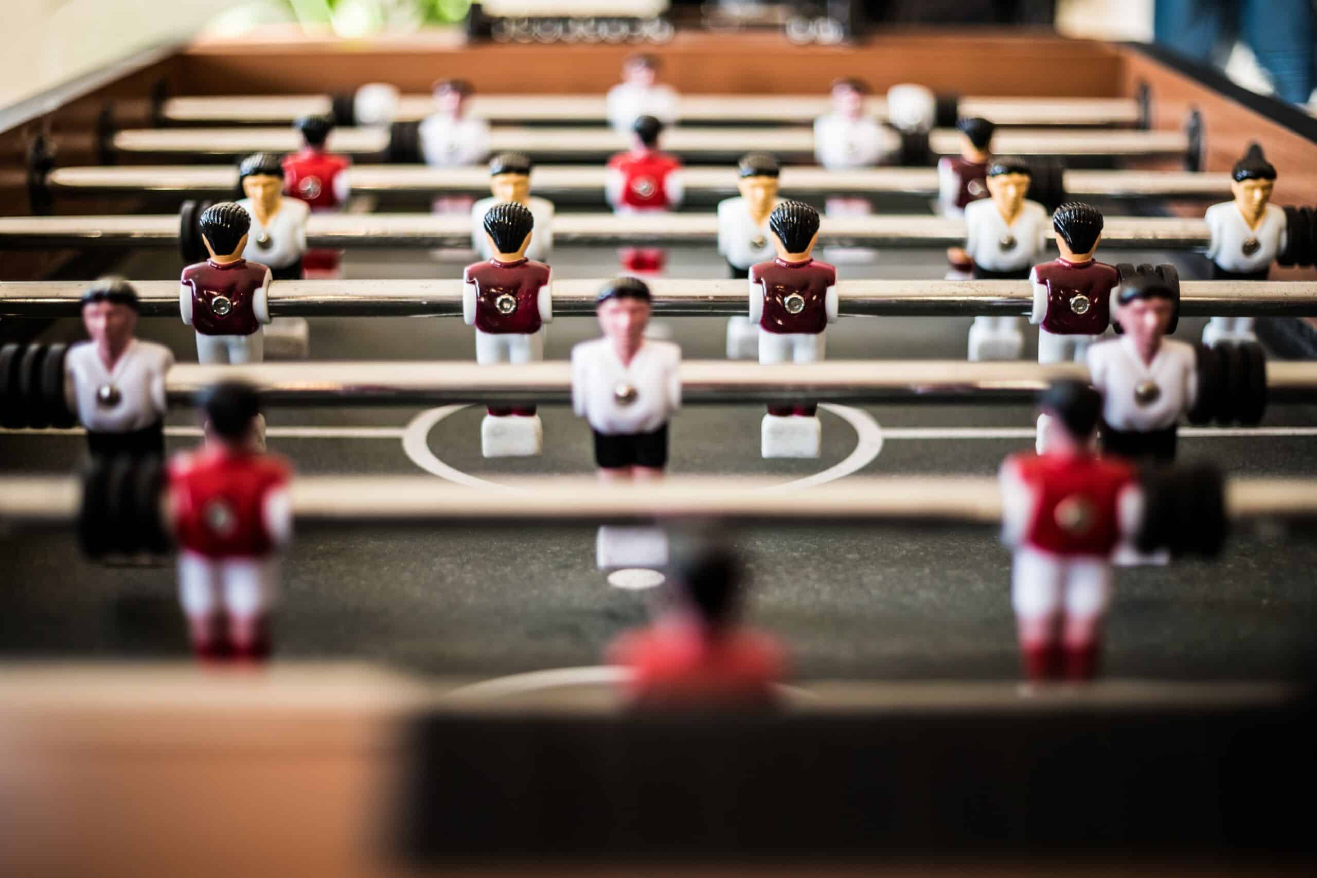 Bild mit einem Kicker Tisch mit roten und weißen Spielern