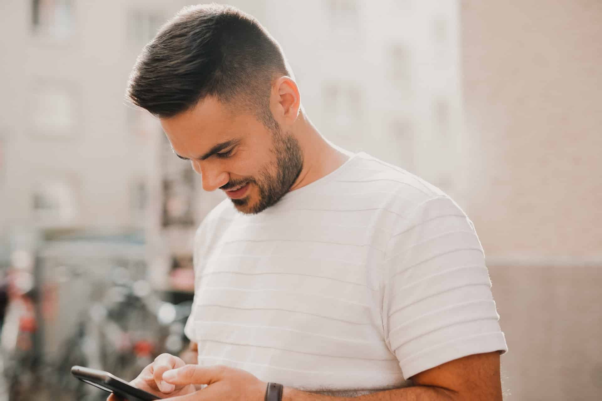 Ein Mann hält ein Smartphone in der Hand