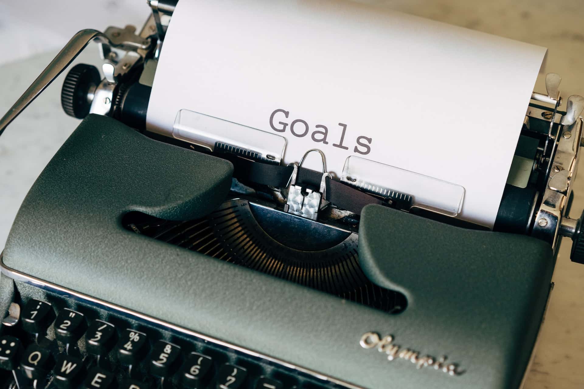 Mit einer Schreibmaschine ist das Wort "Goals" auf ein Blatt Papier geschrieben worden