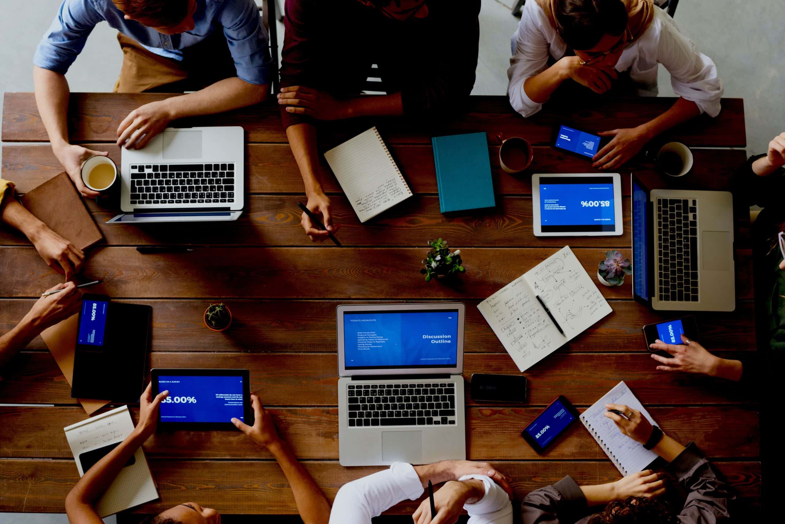 Ein Team am Schreibtisch vor ihren Notebooks