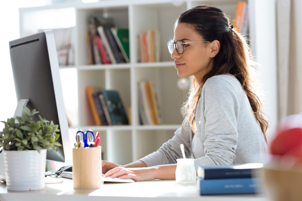 Homeoffice Software: Die 5 besten Tools & Apps projektleiterin-arbeitet-von-zuhause