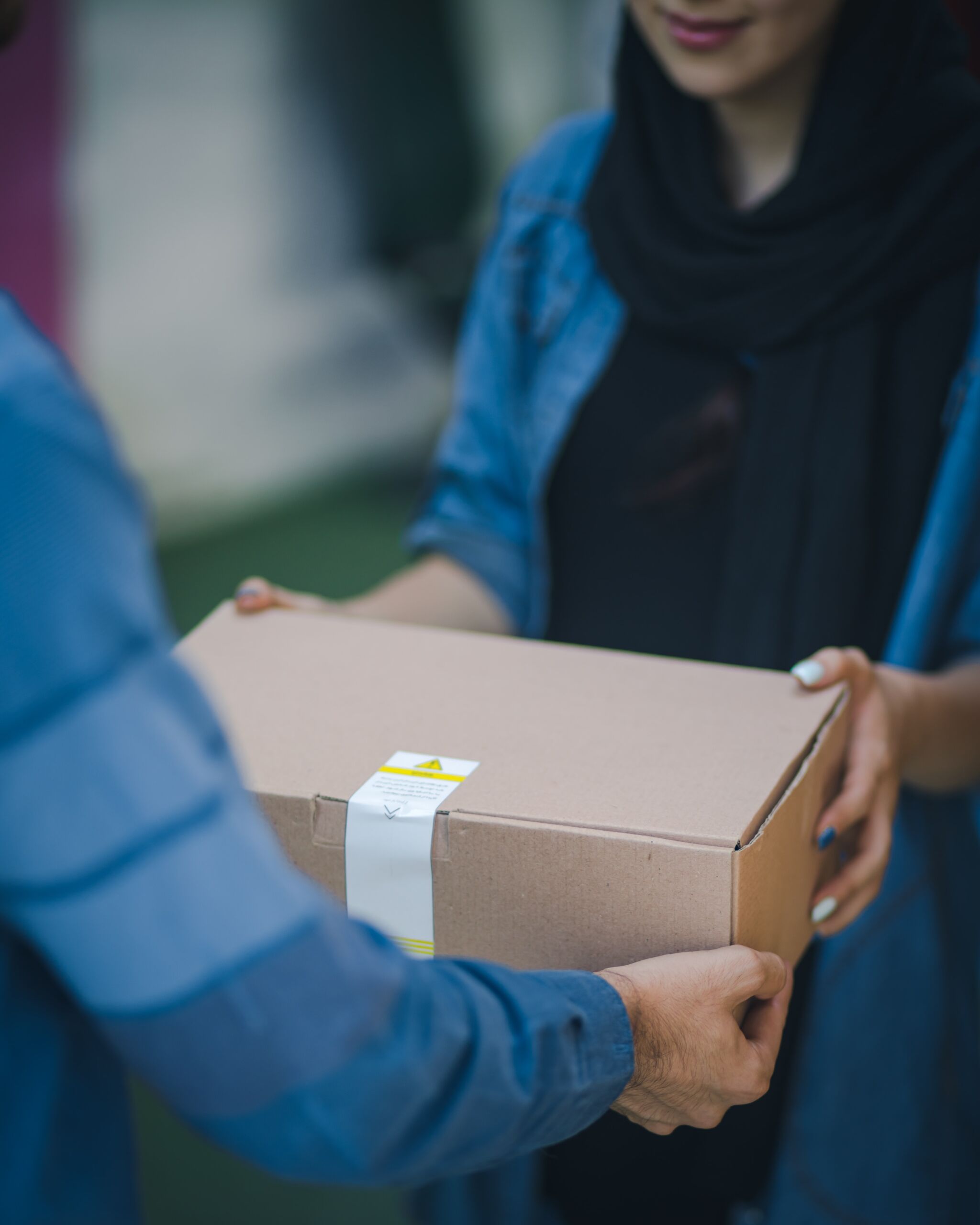 Ein Paket wird vom Boten überreicht