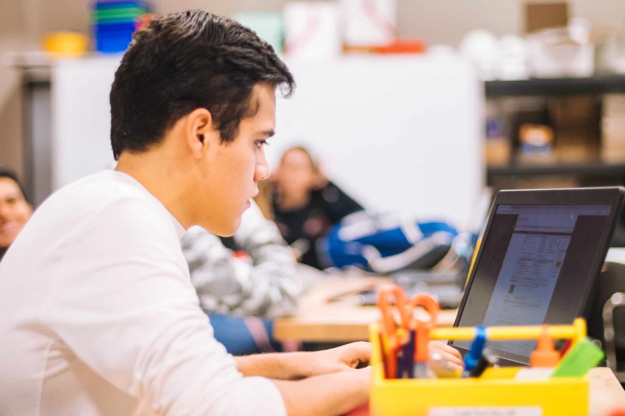 Schüler Laptop Unterricht