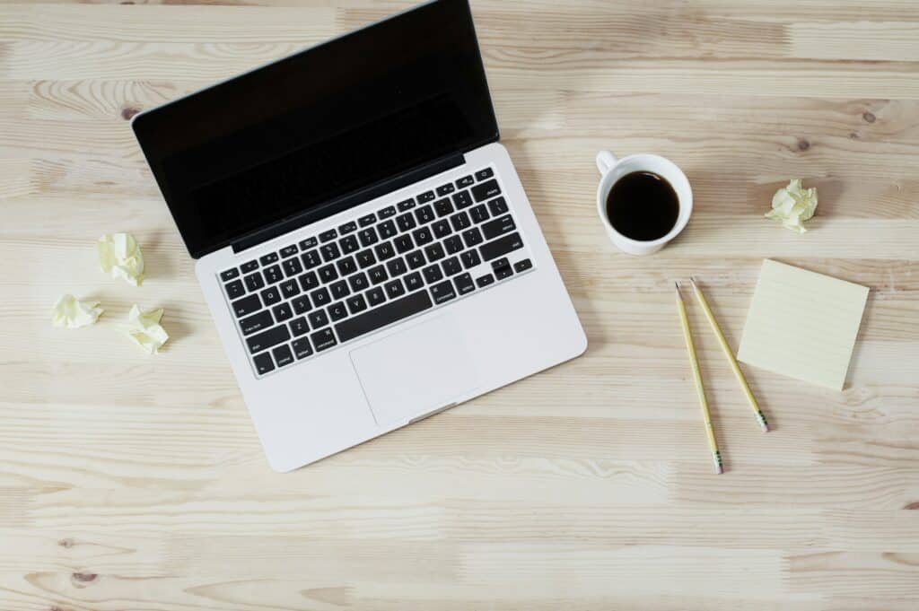 Remote Teams - Tipps & Tricks für ein gutes Management Ein Schreibtisch auf dem ein Laptop steht