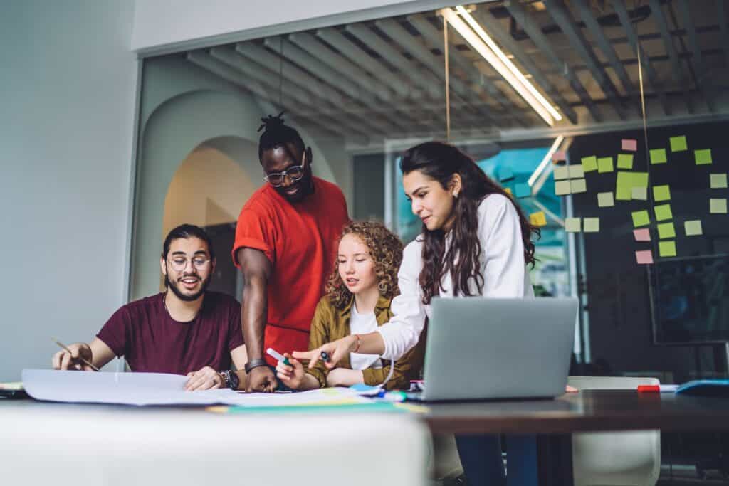Hidden Gems – Rollen, die Dein Business fördern Ein Team am Tisch