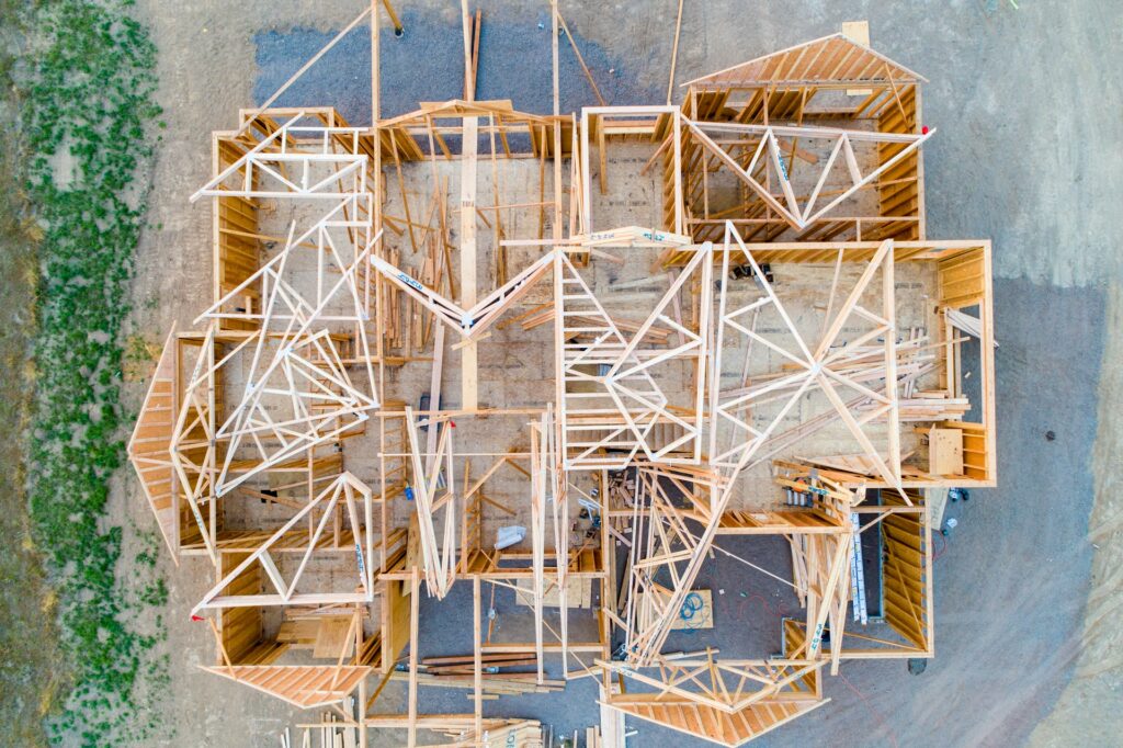 HOAI-Software für eine konforme Honorarabrechnung Ein Haus wird gebaut, die Holzkonstruktion steht.
