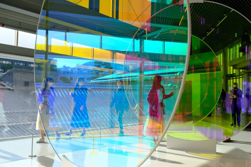 So funktioniert digitale Transformation Personen stehen vor einer digitalen Wand
