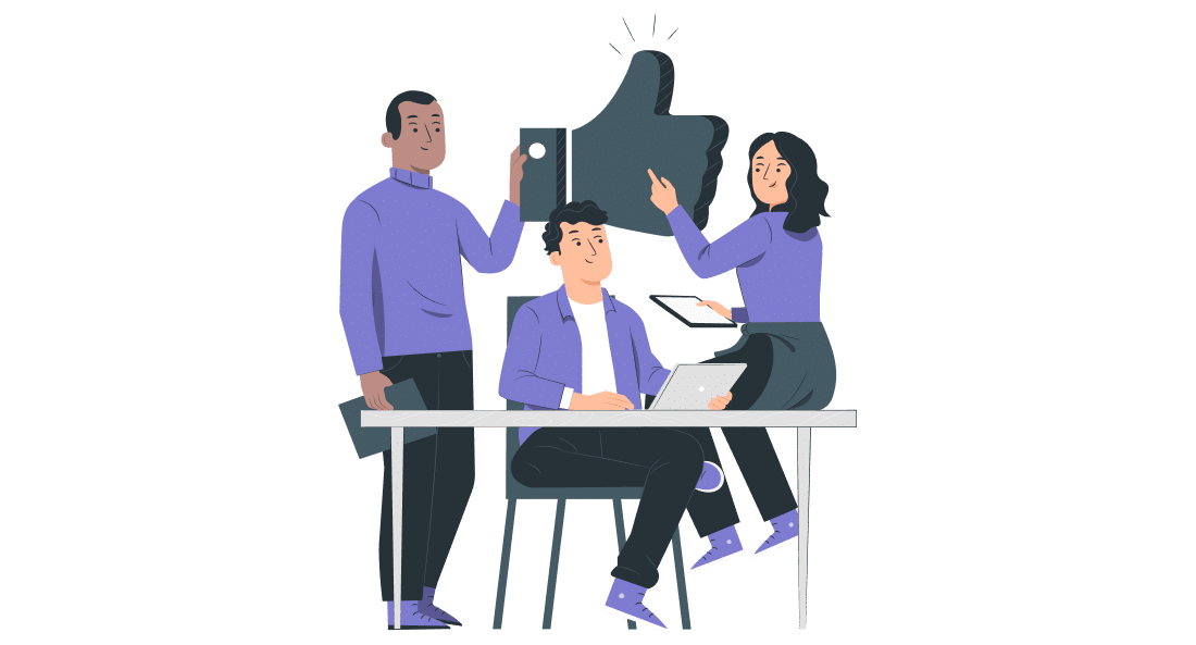 Drei Personen arbeiten gemeinsam an einem Schreibtisch – eine gibt einen Daumen hoch, während die anderen mit Laptop und Tablet arbeiten. Die Szene symbolisiert persönliche Unterstützung, enge Zusammenarbeit und erfolgreiche Einführung einer Projektmanagement-Software.