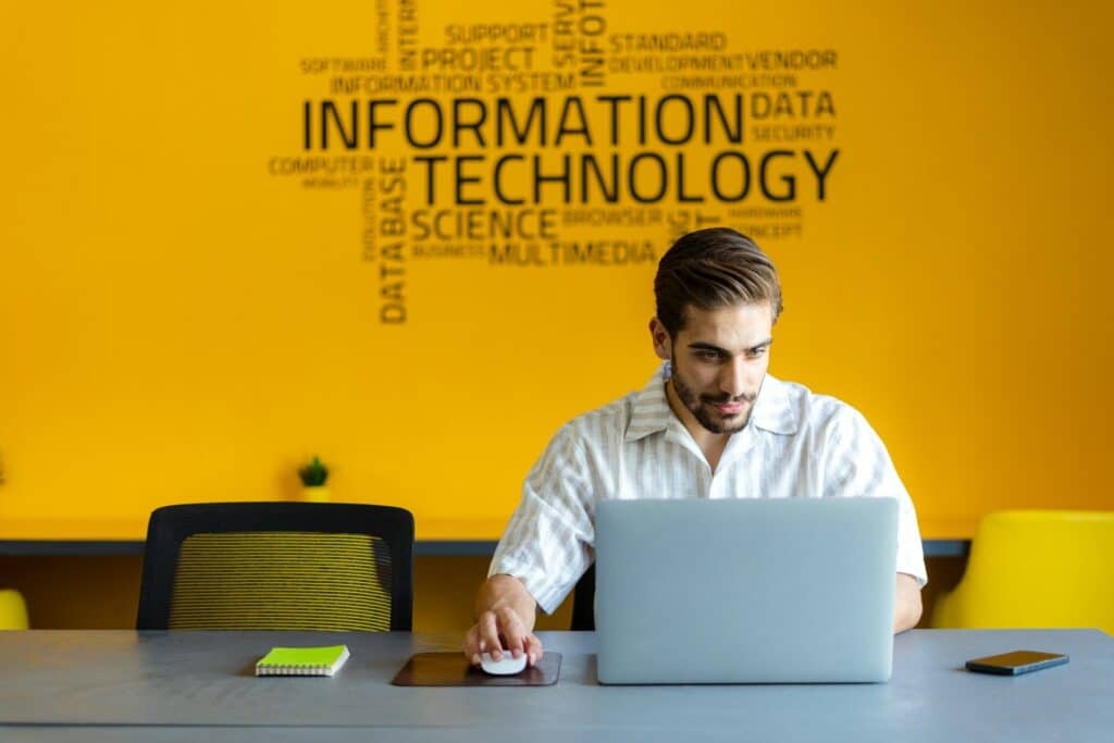 OZG 2.0: Neustart für die digitale Verwaltung in Deutschland Ein Mann sitz vor einem Laptop und arbeitet
