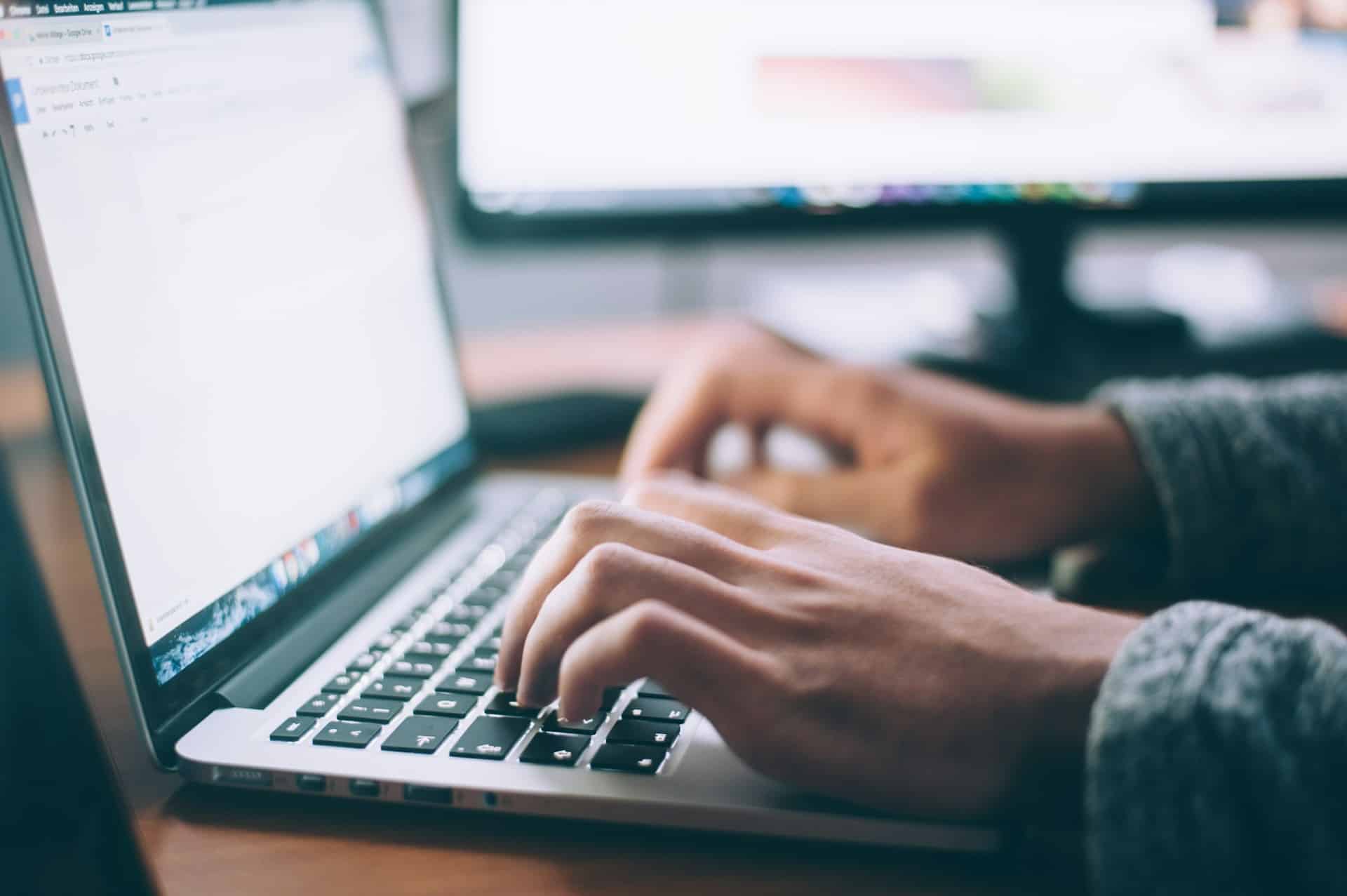Eine Person tippt etwas an ihrem Computer