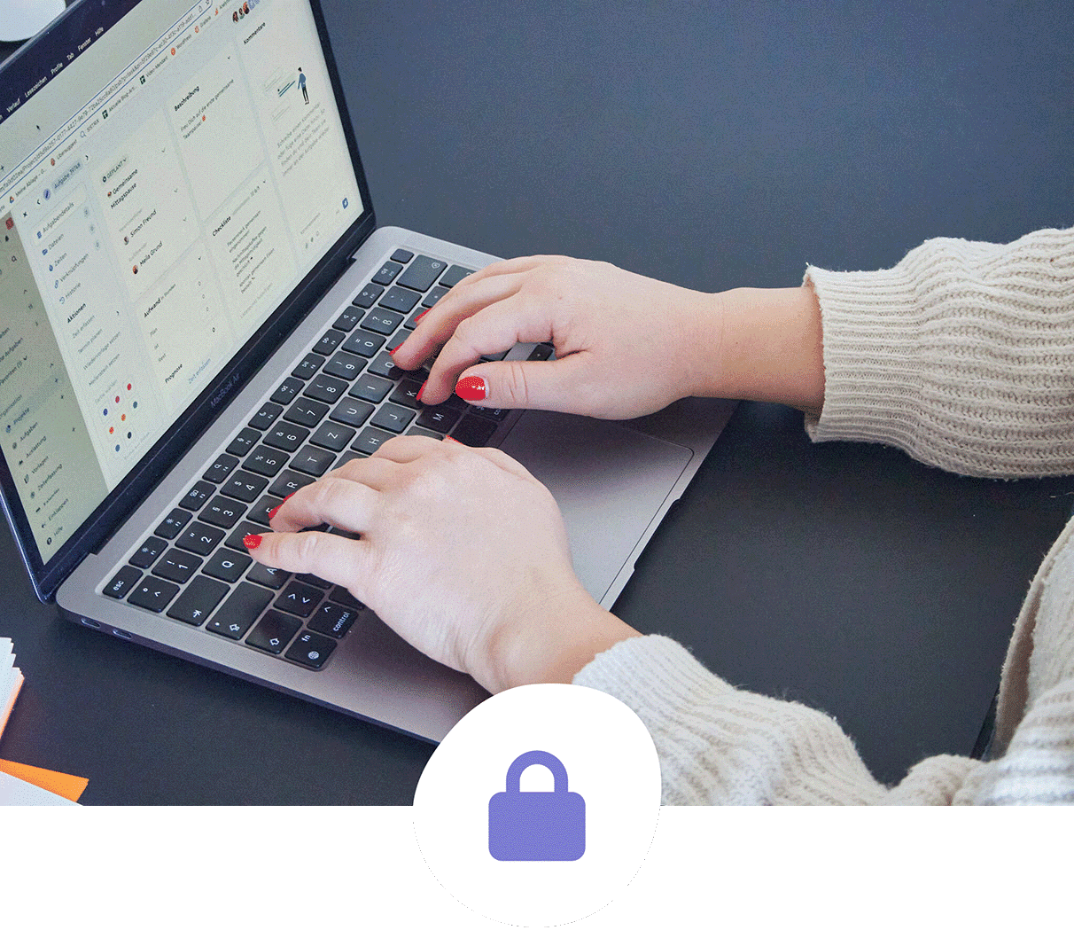 Bild einer Frau am Notebook, die den Aufgabendialog in factro bearbeitet