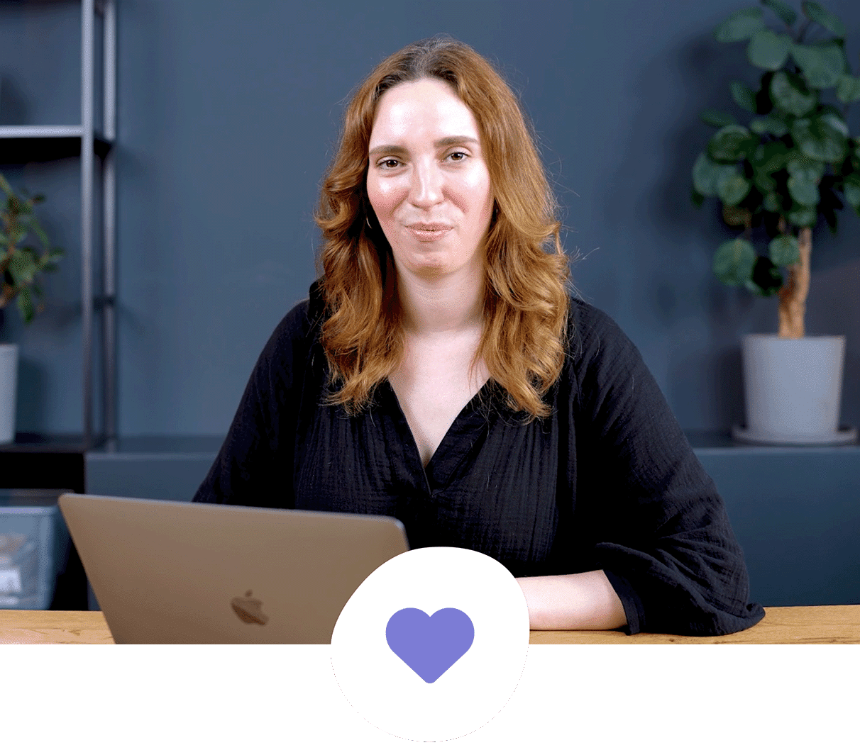 Ein Bild einer Frau am Schreibtisch vor einem Notebook