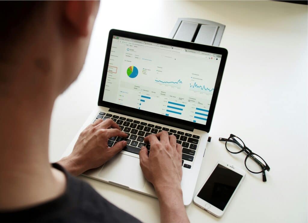 Eine Person sitz vor einem Laptop auf dem Datan aufbereitet werden