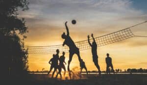 Menschen spielen Volleyball beim Sonnenuntergang