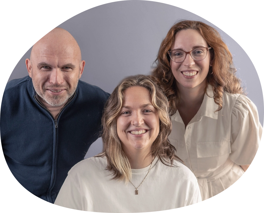 3 Teammitglieder lächeln in die Kamera