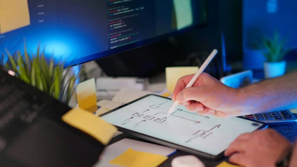Eine Person erstellt einen digitalen Workflow
